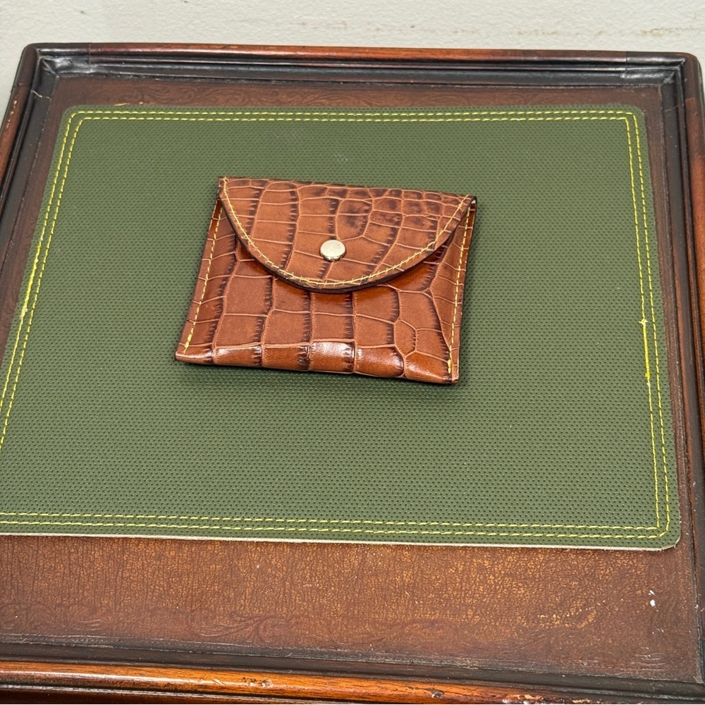 Elegant Brown Leather Crocodile-Embossed Wallet